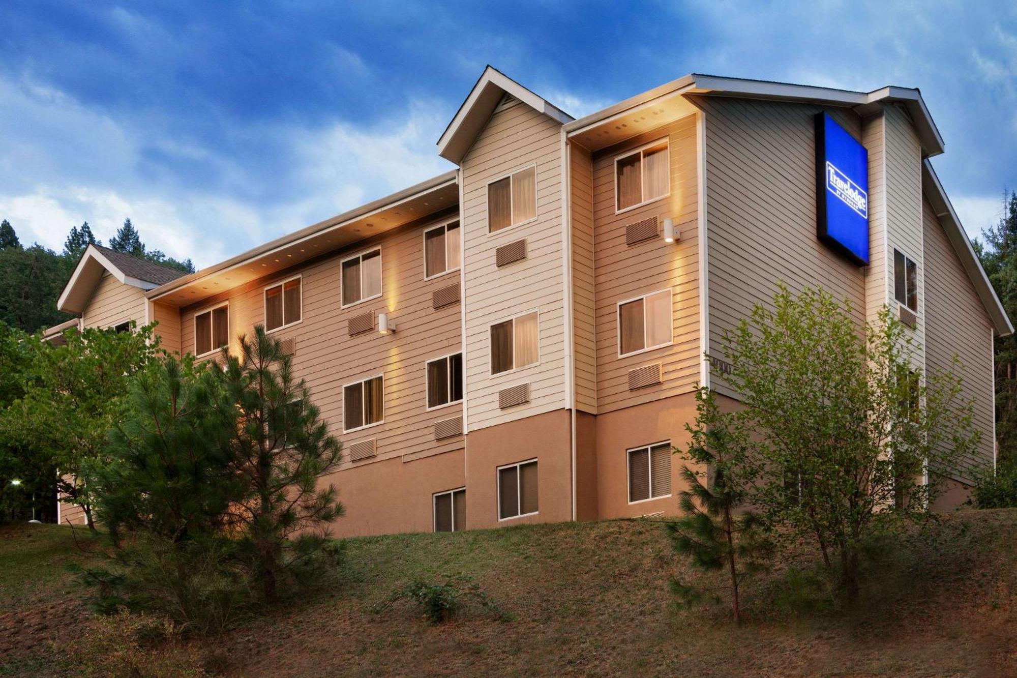 Travelodge By Wyndham Дансмьюир Экстерьер фото