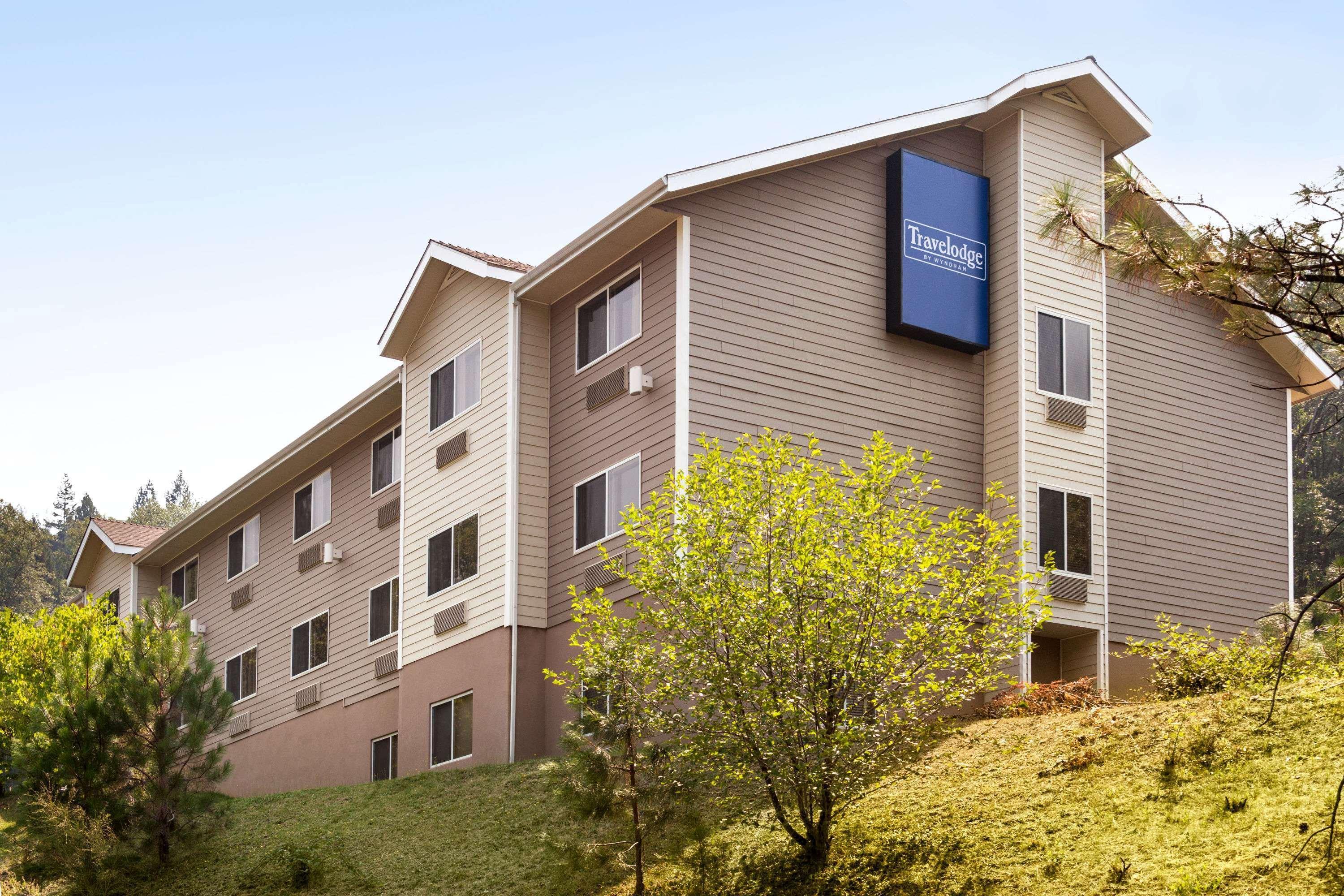 Travelodge By Wyndham Дансмьюир Экстерьер фото